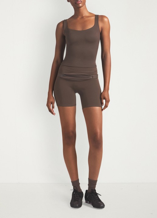 NikeSKIMS Matte trainings crop top met stretch - voorkant 3 lichtbruin