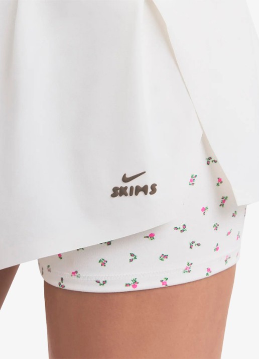 NikeSKIMS Mid waist straight fit korte broek met logo - detail 2 gebroken wit