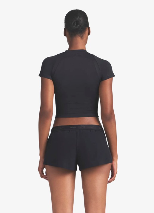 NikeSKIMS Mid waist straight fit korte broek met logo - achterkant 2 zwart