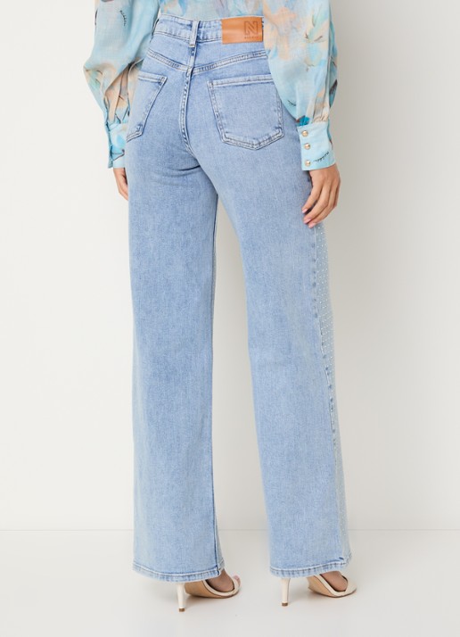 NIKKIE Abigail mid waist straight leg jeans met lichte wassing en strass - achterkant 5 indigo