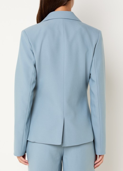 NIKKIE Alani blazer met paspelzakken - achterkant lichtblauw