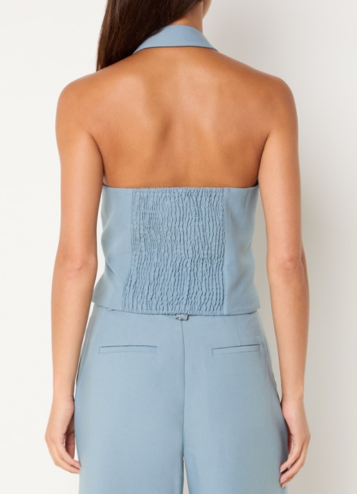 NIKKIE Alani mouwloze blazer met paspelzakken - achterkant lichtblauw