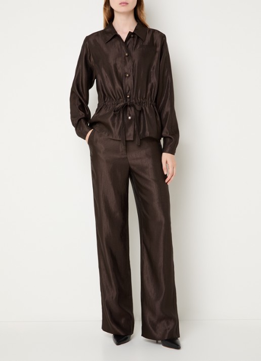 NIKKIE Alira high waist loose fit broek met steekzakken en metallic finish - voorkant 2 donkerbruin