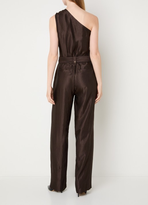 NIKKIE Alira loose fit jumpsuit met asymmetrische hals - achterkant bruin