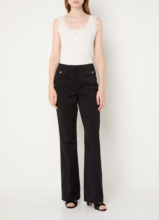 NIKKIE Alka high waist flared fit pantalon met klepzakken en persplooi - voorkant 2 zwart