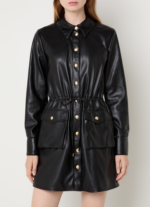 NIKKIE Arissa midi blousejurk van imitatieleer - detail zwart