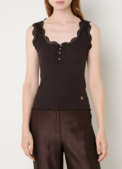 NIKKIE Arlynn tanktop met ribstructuur en details van kant - detail 4 chocoladebruin
