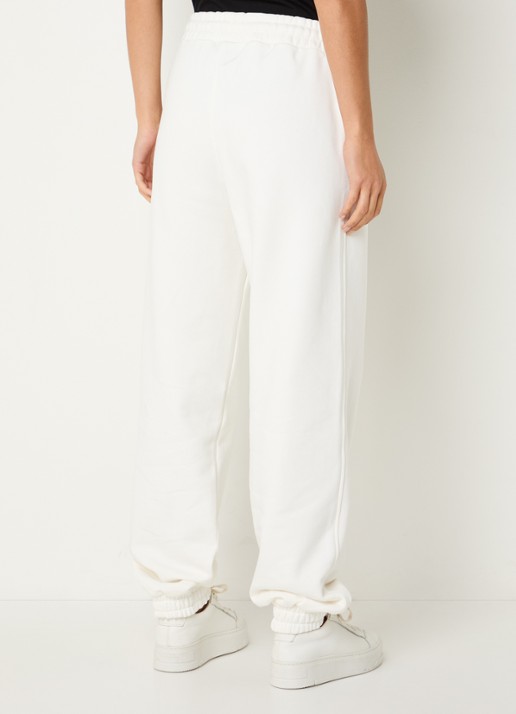 NIKKIE Avaleigh loose fit tappered fit joggingbroek met logo - achterkant 4 creme