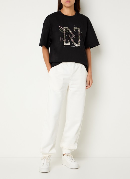 NIKKIE Avaleigh loose fit tappered fit joggingbroek met logo - voorkant 3 creme