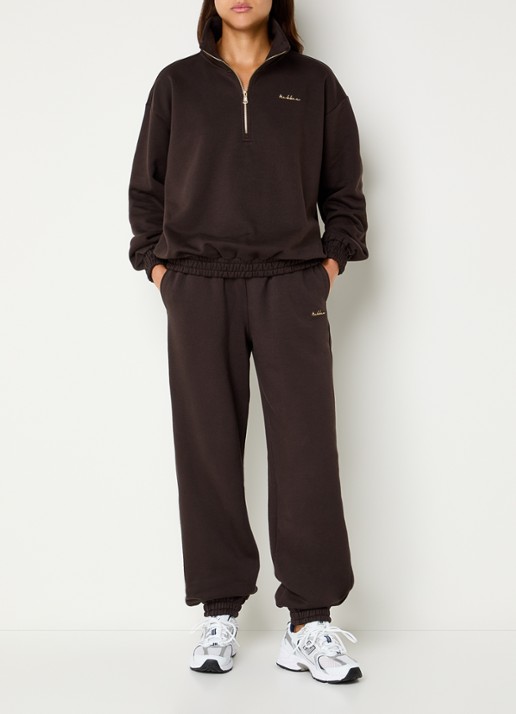 NIKKIE Avaleigh loose fit tappered fit joggingbroek met logo - voorkant 2 donkerbruin
