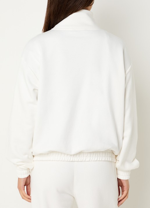 NIKKIE Avaleigh sweater met halve rits en logo - achterkant 3 creme