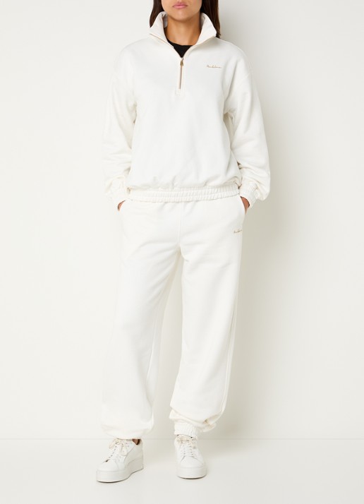 NIKKIE Avaleigh sweater met halve rits en logo - voorkant 2 creme