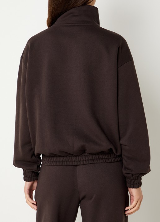 NIKKIE Avaleigh sweater met halve rits en logo - achterkant 4 chocoladebruin