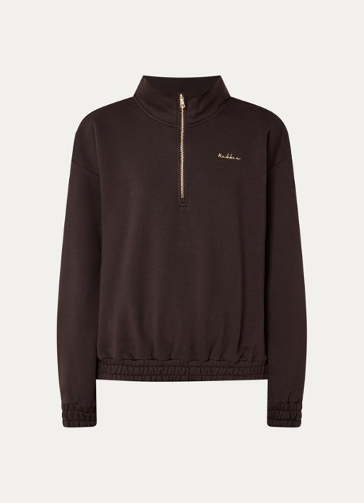 NIKKIE Avaleigh sweater met halve rits en logo - voorkant chocoladebruin