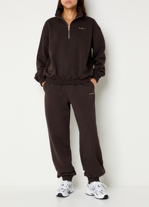 NIKKIE Avaleigh sweater met halve rits en logo - voorkant 2 chocoladebruin