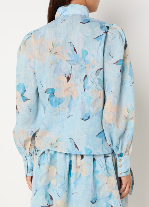 NIKKIE Avalon semi-transparante blouse met bloemprint  - achterkant lichtblauw