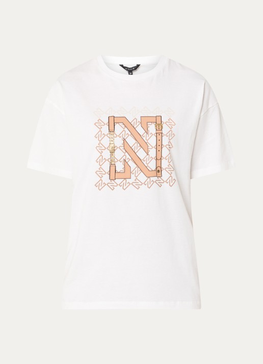 NIKKIE Chain T-shirt met print - voorkant 2 perzikroze