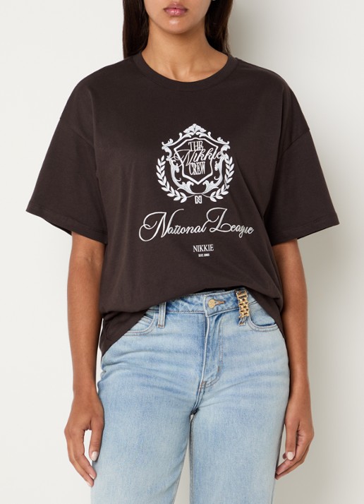 NIKKIE College T-shirt met logoborduring en -print