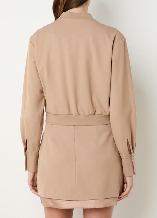 NIKKIE Oakland cropped bomberjack met steekzakken - achterkant beige