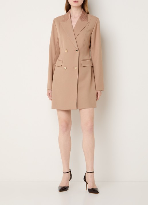 NIKKIE Oakland mini blazerjurk met schoudervulling en details van satijn - voorkant 3 camel