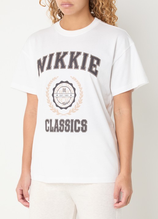 NIKKIE Odessi T-shirt met logoprint
