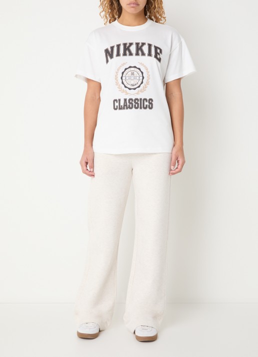 NIKKIE Odessi T-shirt met logoprint - voorkant 3 gebroken wit