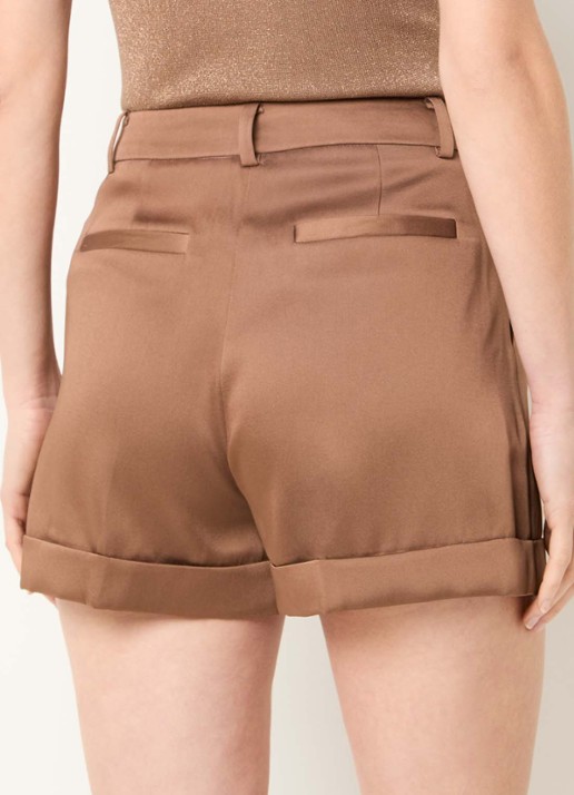NIKKIE Omahah high waist straight fit korte broek van satijn - achterkant hazelnootbruin
