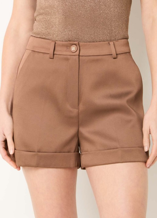 NIKKIE Omahah high waist straight fit korte broek van satijn