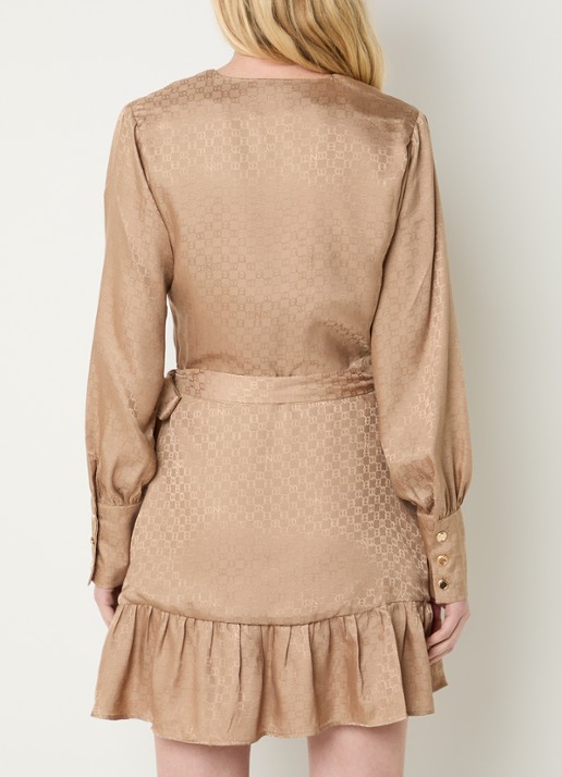 NIKKIE Opava mini wikkeljurk met logoprint en volant - achterkant 4 beige