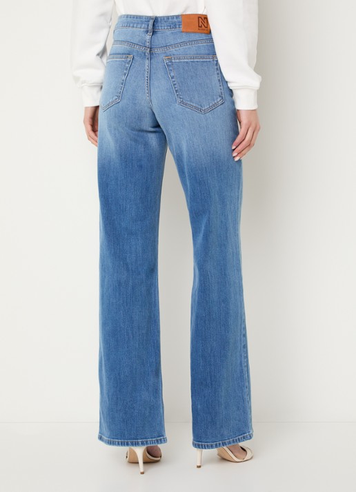 NIKKIE Orleans mid waist wide leg jeans met medium wassing - achterkant indigo
