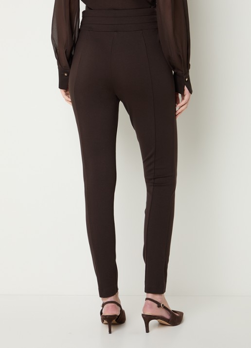 NIKKIE Oroville high waist skinny fit broek met sierknopen - achterkant donkerbruin