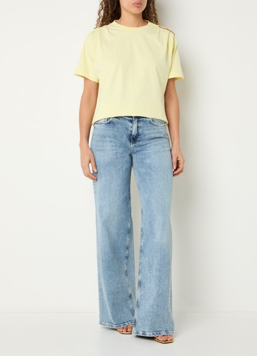 NIKKIE Patos T-shirt met kettingdetail - voorkant 4 geel