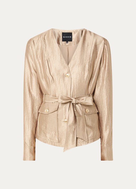 NIKKIE Porlamar blouse met metallic finish en strikdetail - voorkant camel
