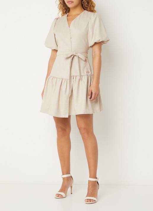 NIKKIE Quito mini wikkeljurk met ballonmouw - voorkant 3 beige