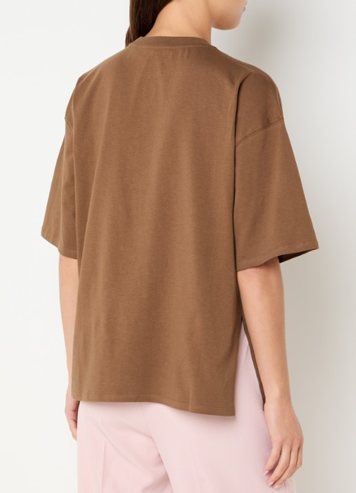 NIKKIE Ramsgate T-shirt met logo - achterkant hazelnootbruin