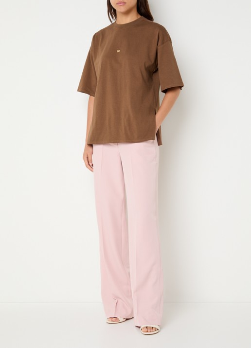 NIKKIE Ramsgate T-shirt met logo - voorkant 3 hazelnootbruin
