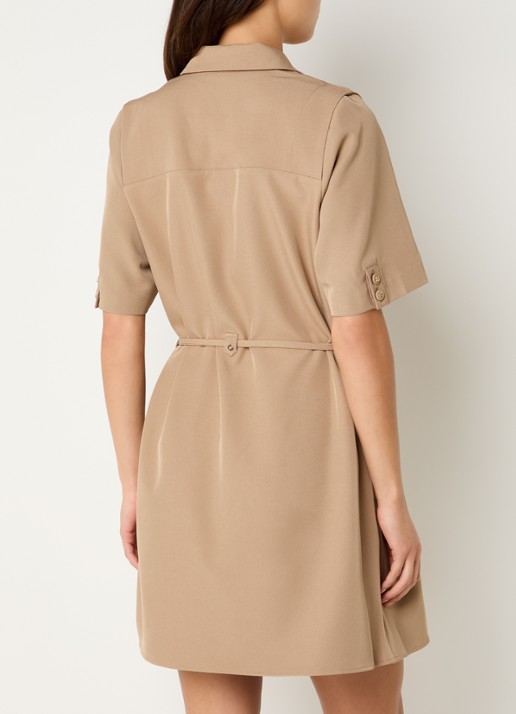 NIKKIE Reims mini jurk met ceintuur - achterkant 2 camel
