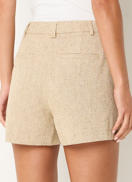 NIKKIE Reza high waist straight fit korte broek met strass - achterkant 2 beige