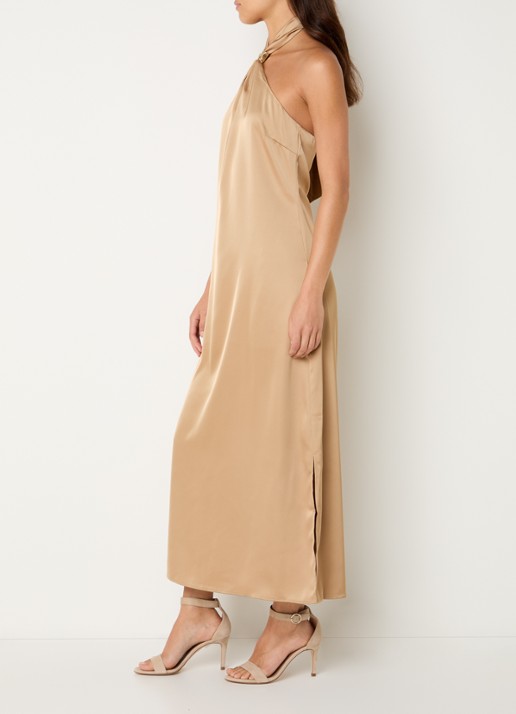 NIKKIE Ribe midi halter jurk van satijn  - achterkant zand