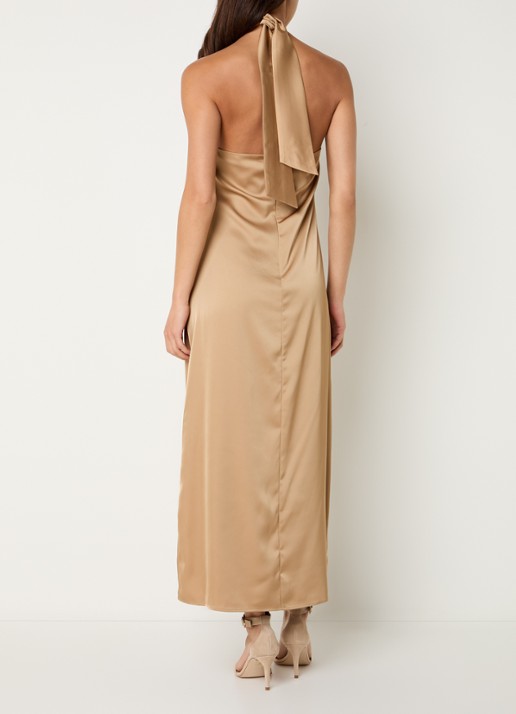NIKKIE Ribe midi halter jurk van satijn  - voorkant 4 zand