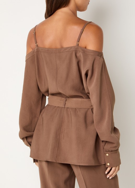 NIKKIE Riva blouse met strikceintuur - achterkant bruin
