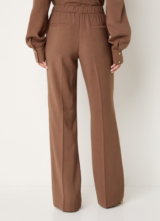 NIKKIE Riva mid waist straight fit pantalon met persplooi en steekzakken - achterkant 2 bruin