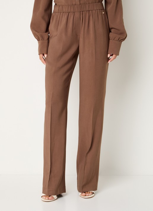 NIKKIE Riva mid waist straight fit pantalon met persplooi en steekzakken - detail bruin