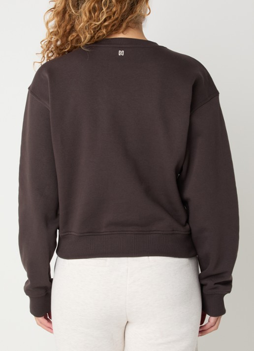 NIKKIE Swirl sweater met logoborduring - achterkant bruin
