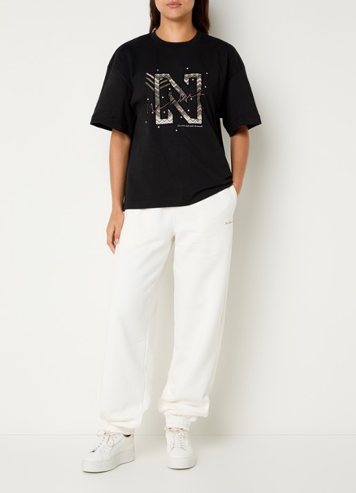 NIKKIE T-shirt met logoprint - voorkant 4 zwart