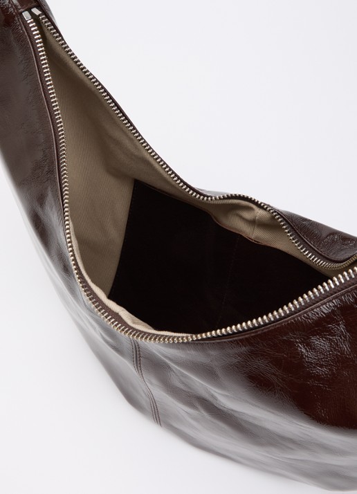 Nona Banana XL crossbodytas van lakleer met verstelbare schouderriem - detail 3 donkerbruin