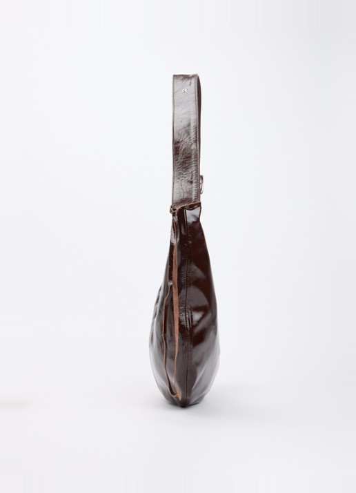 Nona Banana XL crossbodytas van lakleer met verstelbare schouderriem - detail 4 donkerbruin