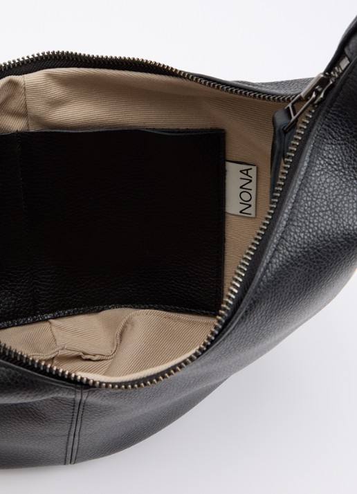 Nona Banana XL crossbodytas van leer met verstelbare schouderriem - detail 2 zwart