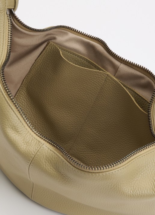 Nona Banana XL crossbodytas van leer - detail 2 lindegroen