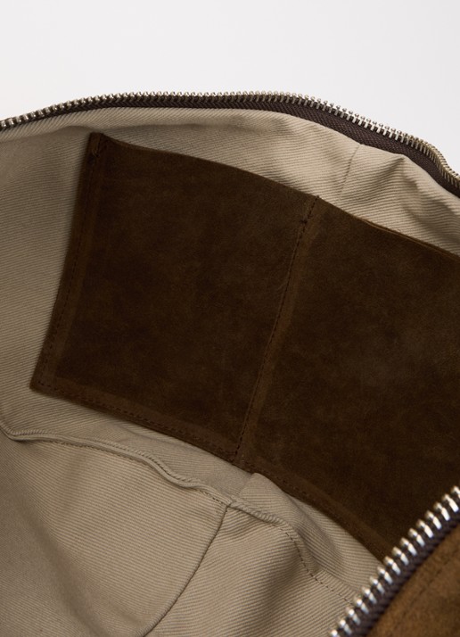 Nona Banana XL crossbodytas van suède  - detail donkerbruin